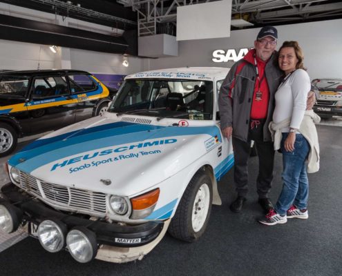 Johann mit Karo vor dem Rallyauto