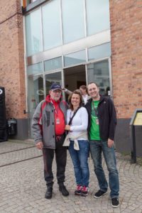 Johann mit Karo und Mirko vor dem Museum