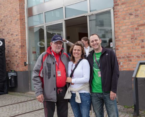 Johann mit Karo und Mirko vor dem Museum